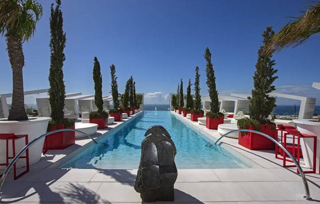 Infinity pool on the rooftop of Higuerón Resort